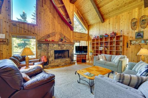 Columbine Lake Casa | Game Room and Views Cabin Near Purgatory Resort!