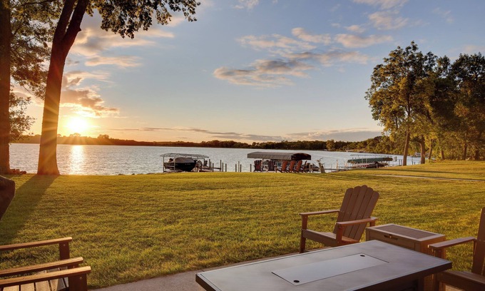 Lake Park Casa | Game Room + Views: Family Retreat on Silver Lake