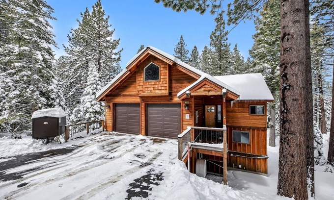 Pioneer Trail Cabina | Game Room w/Pool Table, Hot Tub, Pet Friendly, Near Lake+Heavenly, 12Guests+Kids Less than 6yrs
