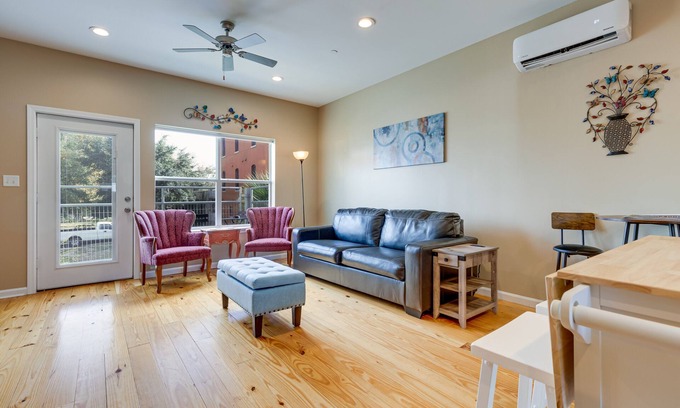 Central Business District Condominio | Game Room w/ Pool Table! Downtown Mobile Condo