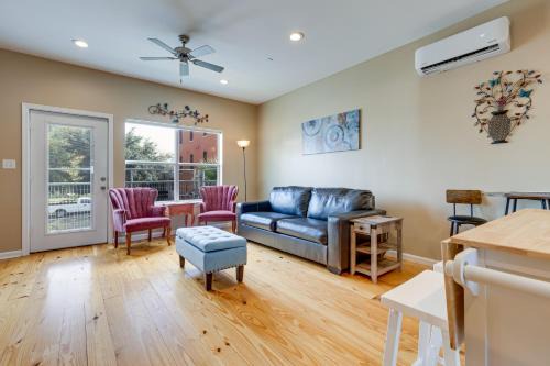 Central Business District Apartamento | Game Room with Pool Table! Downtown Mobile Condo