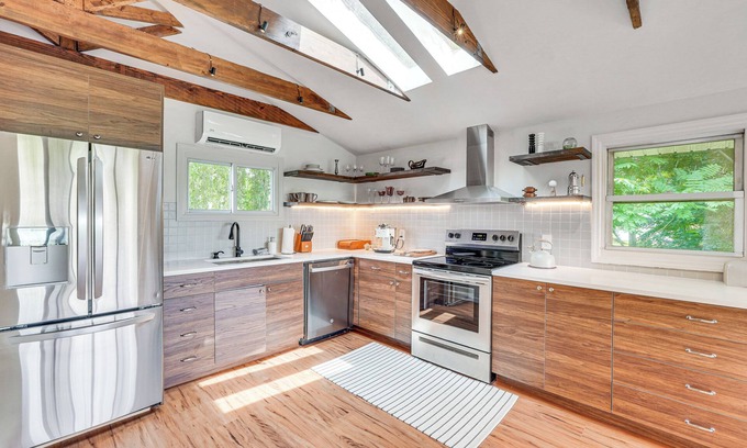 Lincoln Park Casa | Game Room & Yard: Mid-Century Modern Kingston Home