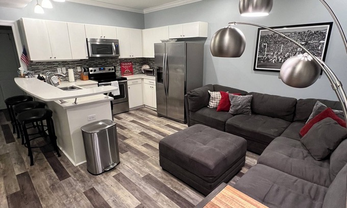 Tuscaloosa Condominio | Gameday condo - easy walk to Bryant Denny Stadium, Campus and The Strip