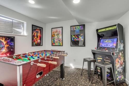Parkborough Casa | Gameroom and Theater in a breathtaking home