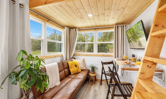 Lake City Cabina | Ganesh Tiny Home at Ichetucknee Springs