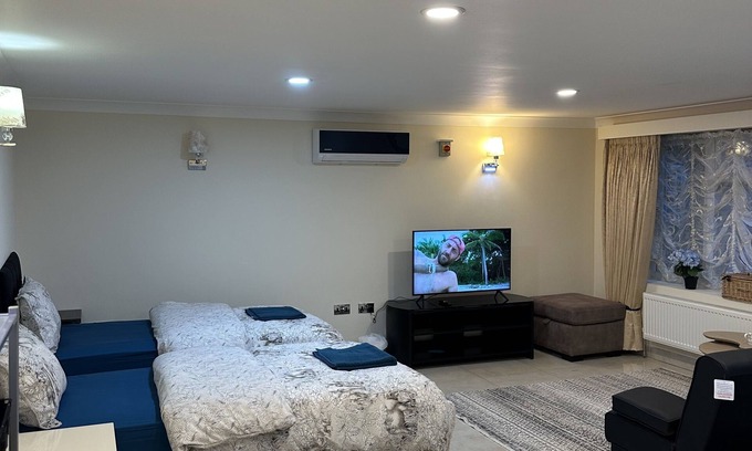 Barkingside Apartamento | Gants Hill studio with parking
