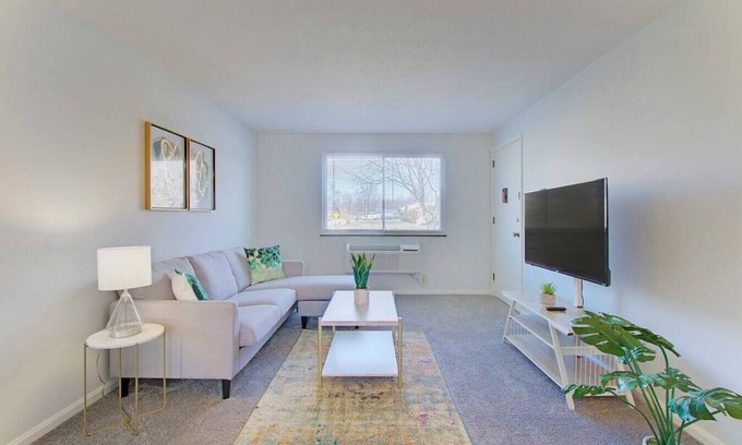 North Canton Apartamento | Garage | Contemporary + Spacious | Two Bedroom