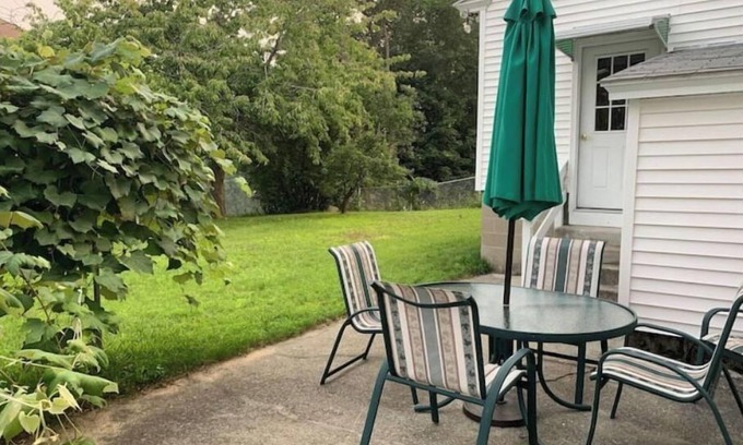 Nashua Apartamento | Garage, Fully Fenced Yard, Sleep 7, Walk to Downtown