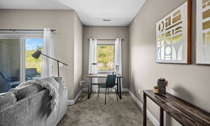 West Des Moines Apartamento | Garage Included | King Bed | First Floor | Gym