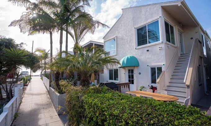 Mission Beach Cabaña | Garage Parking, AC, Kid Friendly, 45 seconds from the beach!