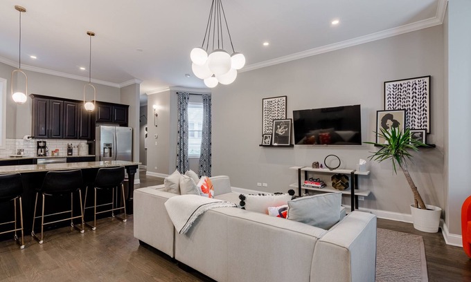 Tri-Taylor Condominio | GARAGE PARKING! Stay in, Walk to Great Local Spots, Grab the CTA, or Hop on I-290 - the Perfect Location for All Your Adventures by AllSet Turnover