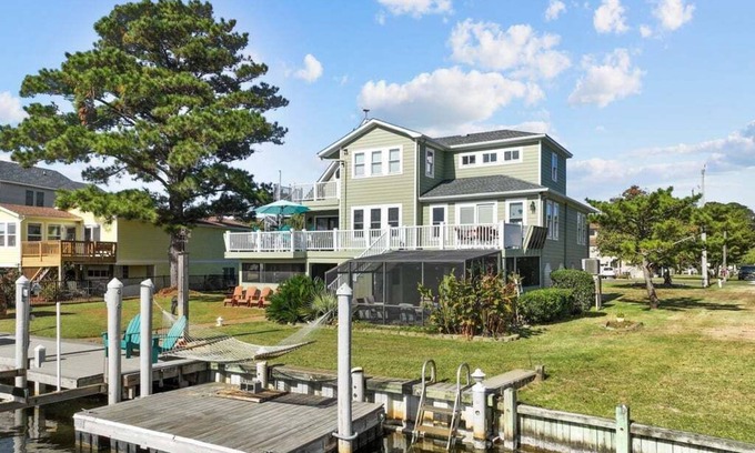 Colington Harbour Casa | Garber Harbor in Colington Harbor Waterfront Canal Hot Tub Jimmy Buffett Bar