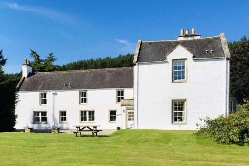 Fochabers Casa | Garbity Farmhouse - beautiful 6-bedroom Farmhouse with open fires