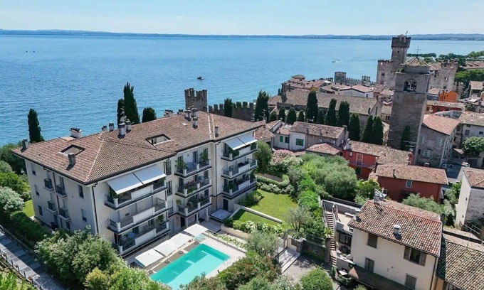 Sirmione Apartamento | Garda Amore: Deluxe Two-Bedroom Residence with Lake View in Sirmione Old Town