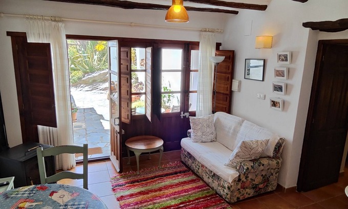 Portugos Casa | Apartamento con jardín en el corazón del campo, cerca de pueblos locales.