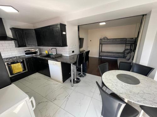 Pinkwell Apartamento | Garden Apartment nr Heathrow Airport & Elizabeth Line Train Station with Parking for 2 cars