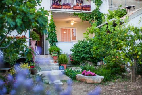 Komiza Apartamento | Garden Apartments