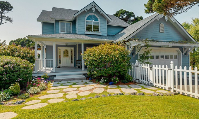 Gold Beach Casa | Garden by the Sea- Walk to the Beach/SPA/Sleeps 8