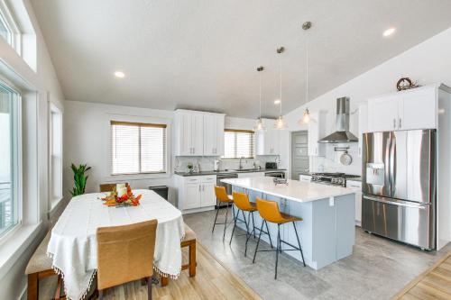 Sweetwater Casa | Garden City Cabin with Fire Pit 2 Mi to Bear Lake!