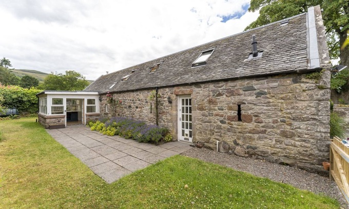 Gargunnock Cabaña | Garden Cottage - a cottage that sleeps 6 guests in 3 bedrooms