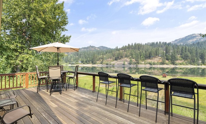 Newport Casa | Garden Cottage Getaway on the Pend Oreille River! Pet-Friendly! Close to Skiing!