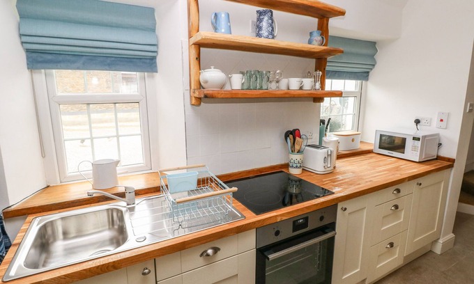 Haverfordwest Cabaña | GARDEN COTTAGE, pet friendly, with a garden in Haverfordwest