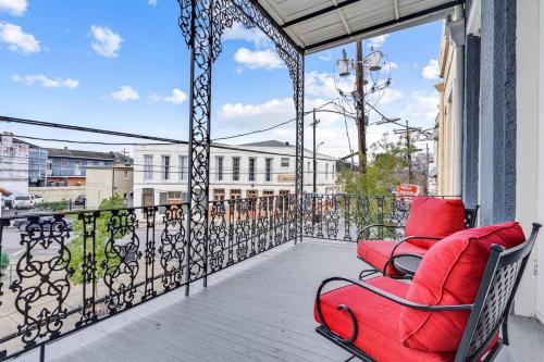 Lower Garden District Casa | Garden Dist Condo Festival Season Balcony