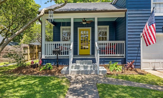 Mid City South Casa | LSU Garden District Home on Parade Route