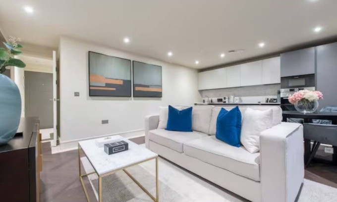 Redbridge Apartamento | Garden Haven: Luxe 1BR 1BA Chigwell Retreat