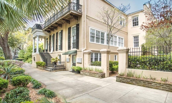 Historic Downtown Savannah Apartamento | Quédese con Lucky Savannah: ¡Hogar en el jardín en Jones Street, frente a Clary's!