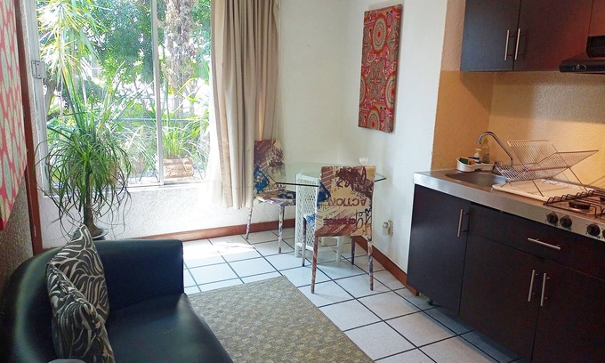 Guadalupe Inn Apartamento | CASA DE JARDÍN 1 DORMITORIO / CAMA DOBLE / BAÑO COMPLETO / COCINA / SALÓN Y COMEDOR