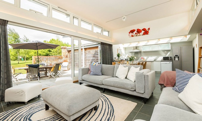 Sculthorpe Cabaña | Garden House - a cottages sleep 6 that sleeps 6 guests in 3 bedrooms