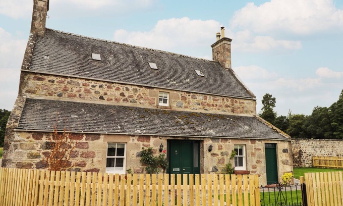 Forres Cabaña | GARDEN HOUSE - BRODIE CASTLE, pet friendly, with open fire in Forres
