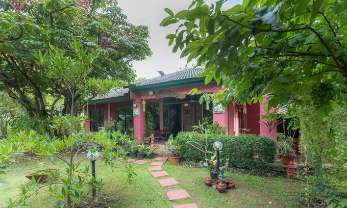 Mae Pu Kha Otro | Garden House Stay With Big pond in San Kamphaeng