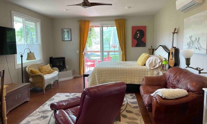 Middletown Cabaña | Garden house with gas fireplace