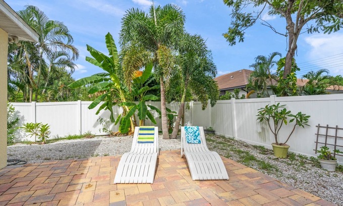 Arlington Park Casa | Garden Oasis 3BR near Downtown | Minutes to Siesta & Lido | Dog OK | Screened Lanai | Grill | Office