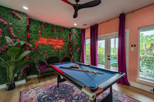 OST - South Union Casa | Garden of Eden Downtown Getaway - Hot Tub, Game Room, Neon Vibes
