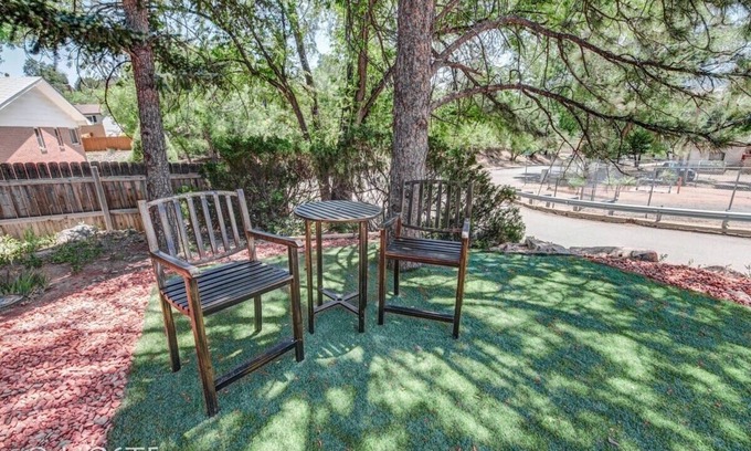 West Colorado Springs Casa | ☃ Mtn Dream! ❄ Chimenea, patio y bañera de hidromasaje | 4BR