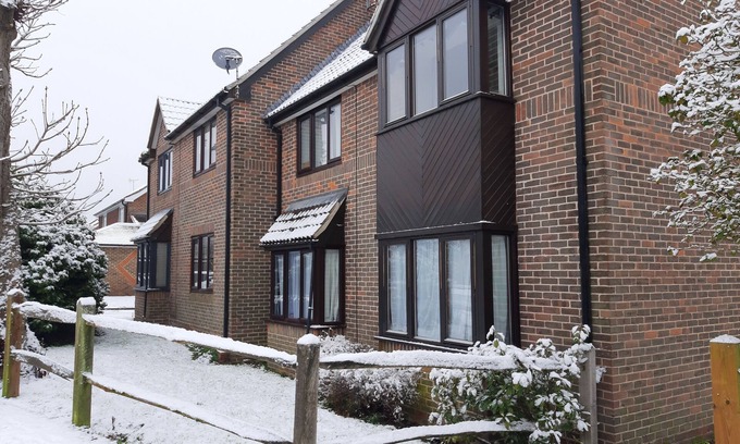 Broadbridge Heath Casa | Garden-parking-3 Guests-wifi-20minsgatwick