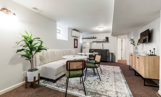 Evanston Apartamento | Garden Retreat: NU/Central St