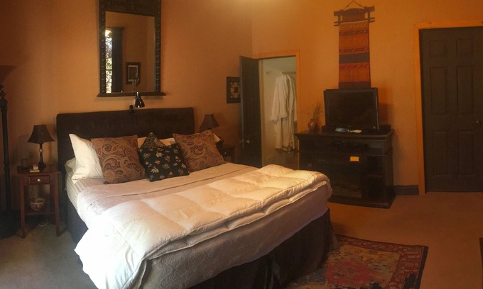 Weaverville Casa | Garden Room 2 pp King Bed in the Carriage House very private