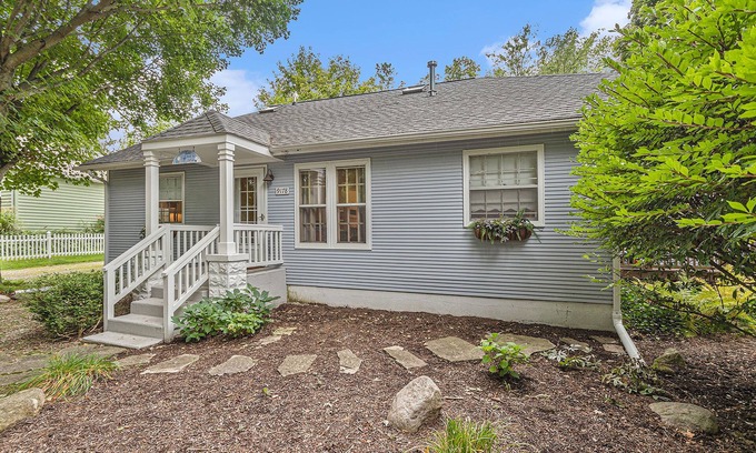 Lakeside Casa | Garden-style cottage with easy beach access, screened porch & small yard