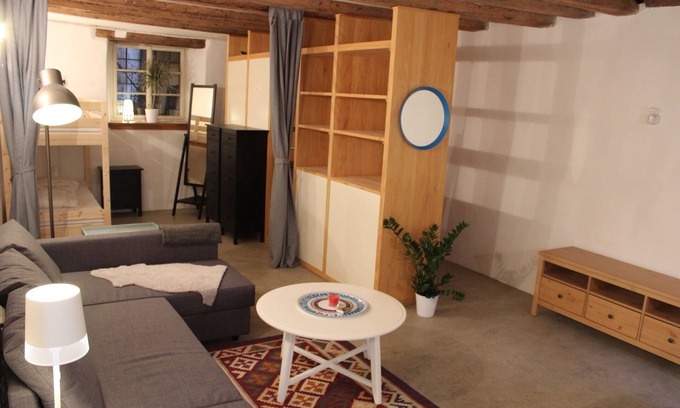 Horgen District Apartamento | Suite con jardín ubicada cerca del lago, estación de tren, tiendas y restaurantes.