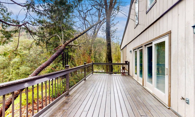 Coarsegold Cabina | Garden-surrounded stay with fireplace, balcony, smart TVs, W/D, & central AC