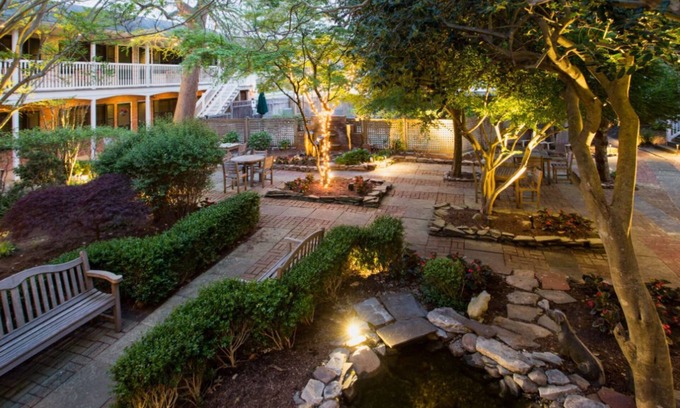 South Rehoboth Apartamento | Garden-View King Room | Spacious Sitting Area