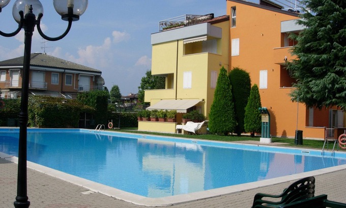 Lugana Apartamento | Apartamento Garden Ville, apartamento de dos habitaciones en residencia con piscina y jardín.