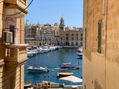 Senglea Apartamento | Gardjola Apartment - Authentic Stay By the Marina, Ideal for Couples