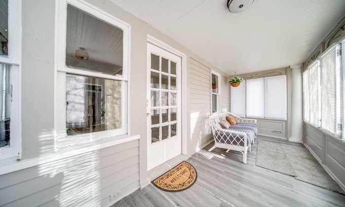 Garfield Heights Casa | Modern Garfield Heights Home: 13 Mi to Cleveland!