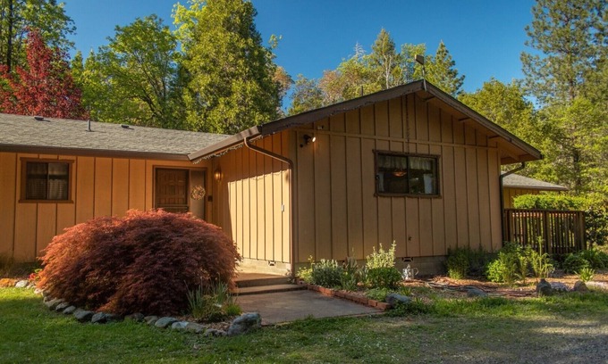 Cave Junction Casa | Garner House: Secluded woodland home; spacious & comfortable, in natural setting