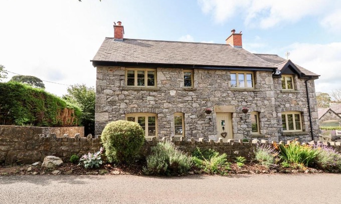Holywell Casa | Garreg Wen